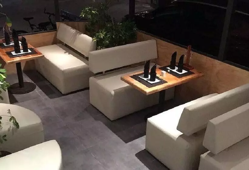 Travel International Hostal   Cafe