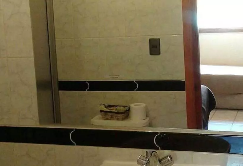Travel International Hostal   Cafe