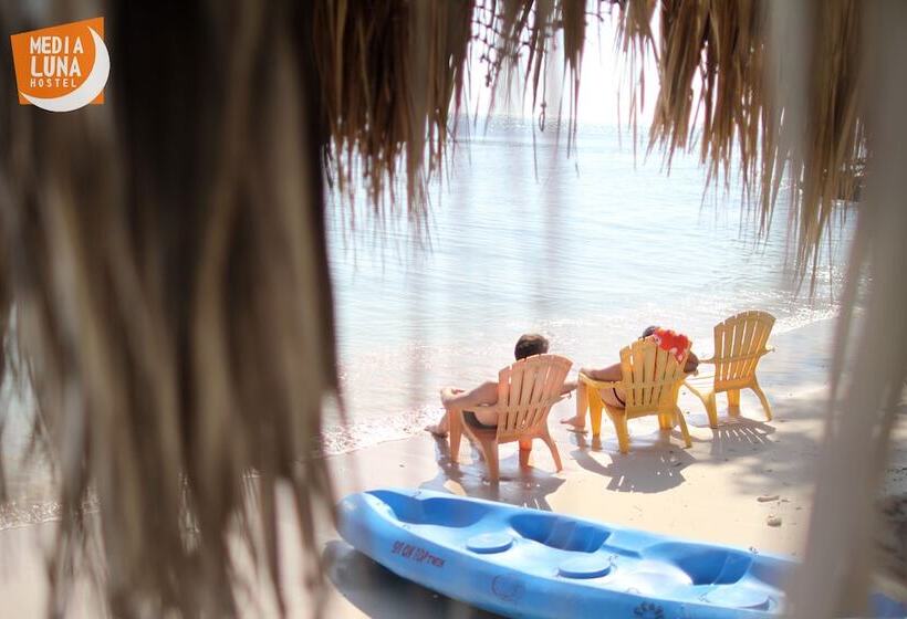 Media Luna Hostel Baru