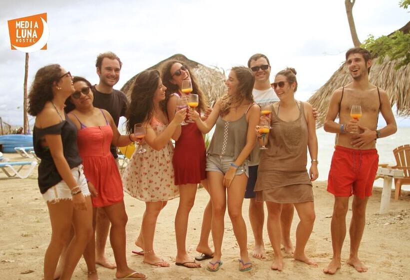 Media Luna Hostel Baru