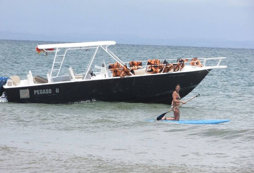 Media Luna Hostel Baru