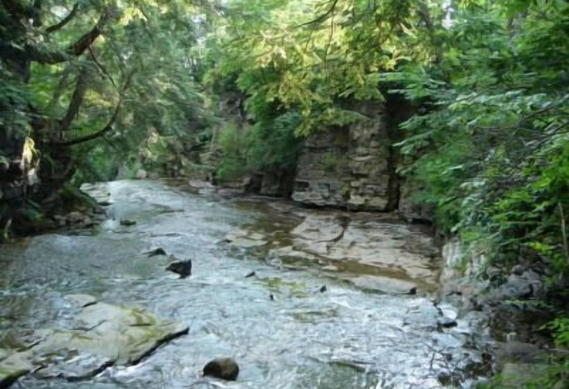 צימר Cliffside By The Falls