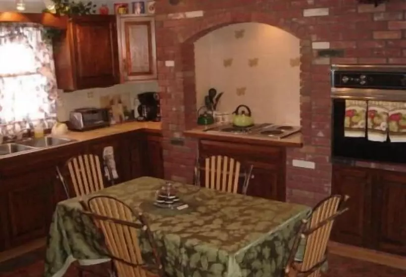 Aamiaismajoitus (B&B) Cliffside By The Falls