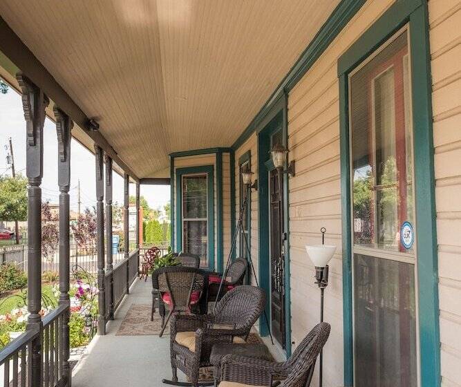Dennison Street Inn Bed & Breakfast