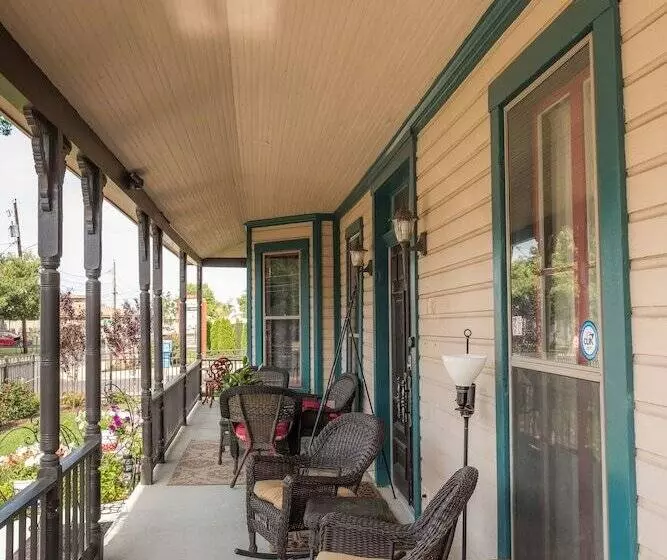 Dennison Street Inn Bed & Breakfast