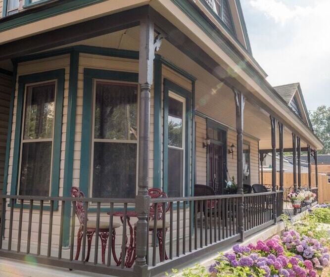 Dennison Street Inn Bed & Breakfast