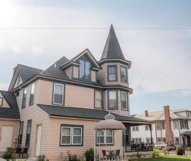 Dennison Street Inn Bed & Breakfast