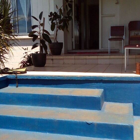 בית מלון כפרי Aloft Airport Accommodation