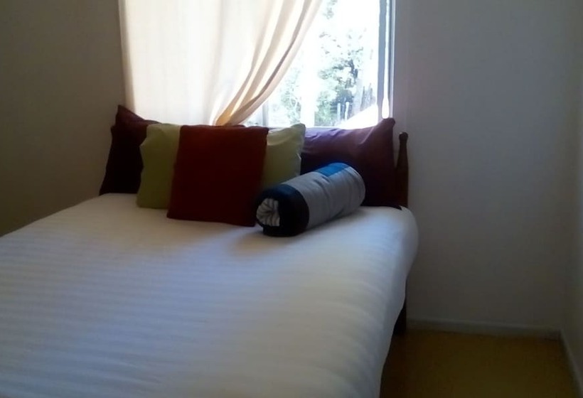 בית מלון כפרי Aloft Airport Accommodation