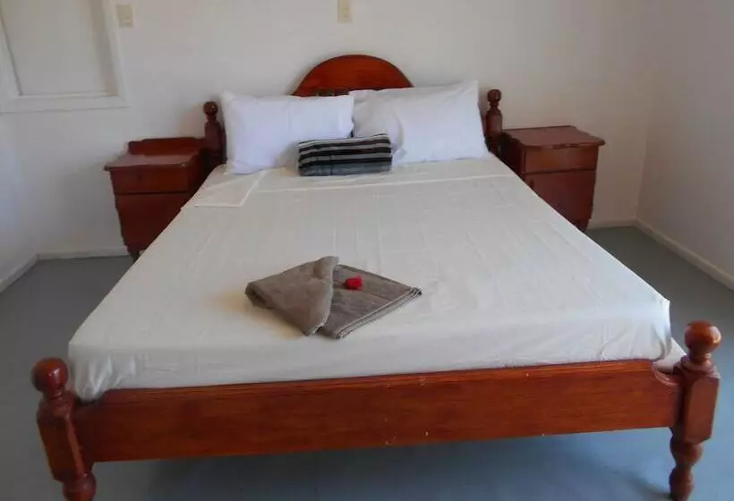 هتل Aloft Airport Accommodation