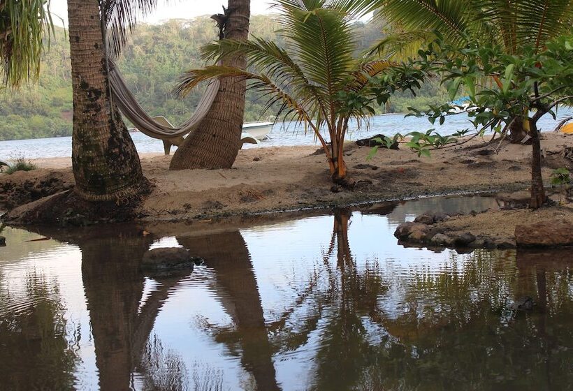 هتل Fare Oviri Lodge