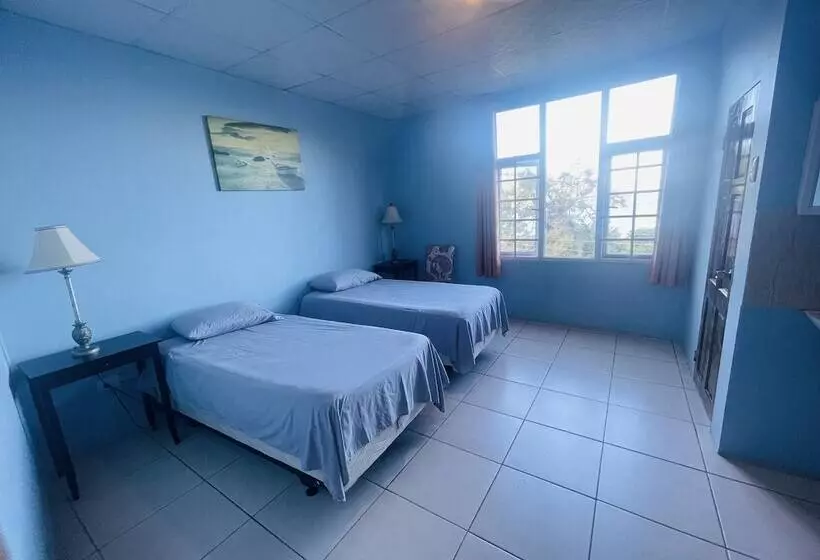 هتل Las Cuevas Beach Lodge