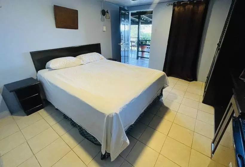 هتل Las Cuevas Beach Lodge