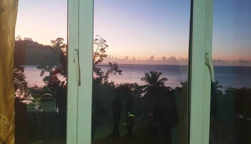 هتل Las Cuevas Beach Lodge