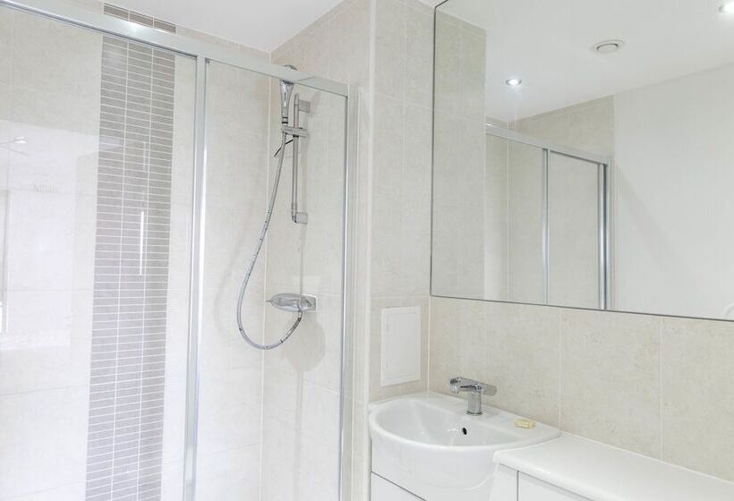 Hotel Woking New Central