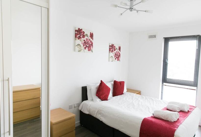 Hotel Woking New Central