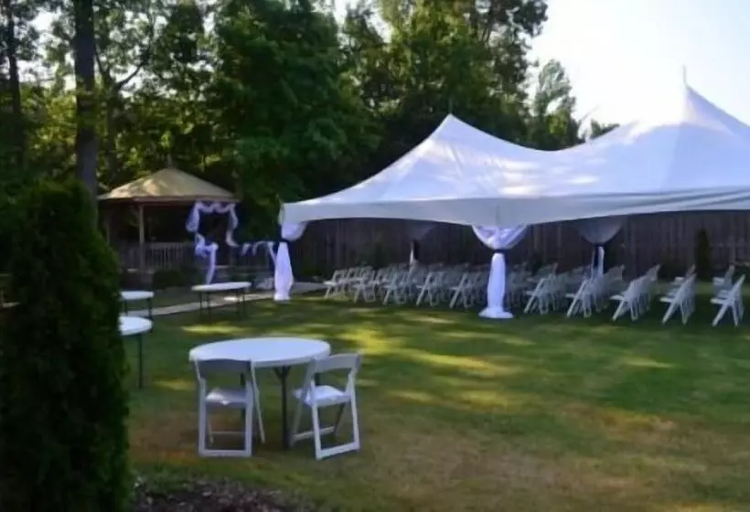 Majatalo Cart Barn Inn