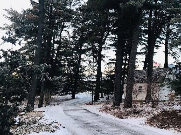 مبيت وإفطار Four Mounds Inn