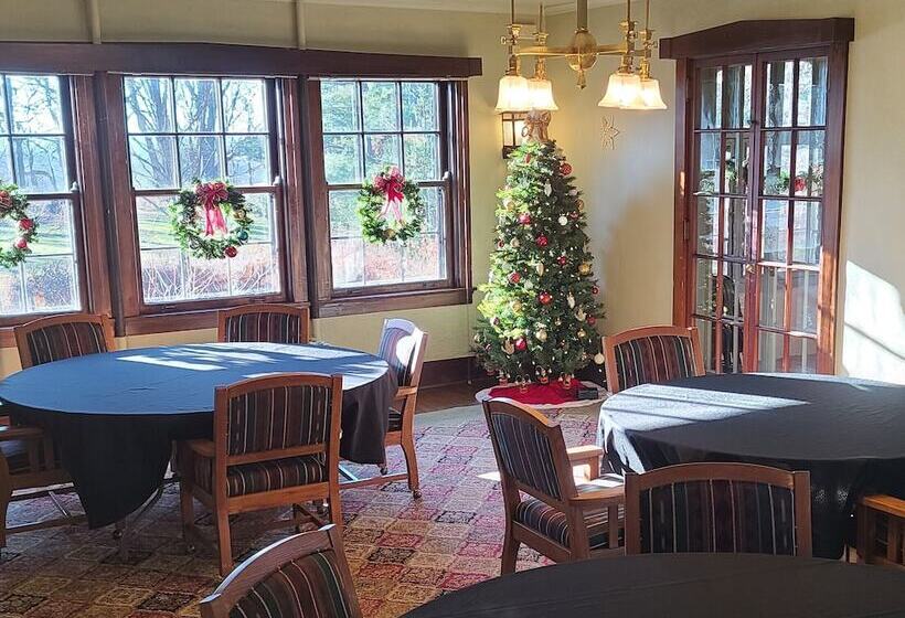 مبيت وإفطار Four Mounds Inn