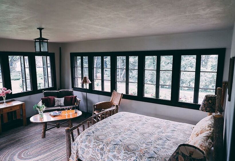 مبيت وإفطار Four Mounds Inn