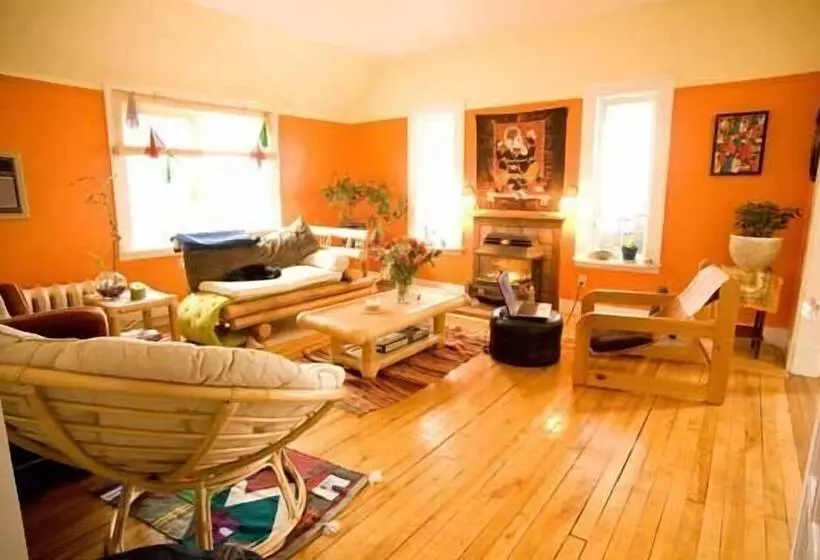 C Mon Inn Hostel