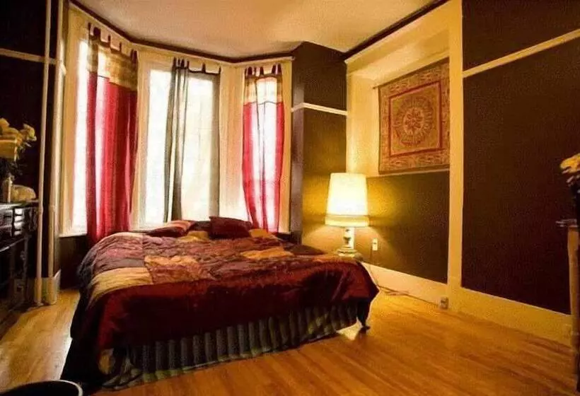 C Mon Inn Hostel