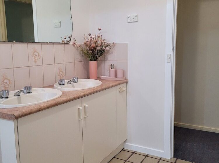 High View Family Cottages