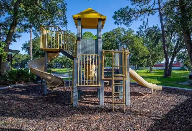 ホテル Tampa East Rv Resort  Campground