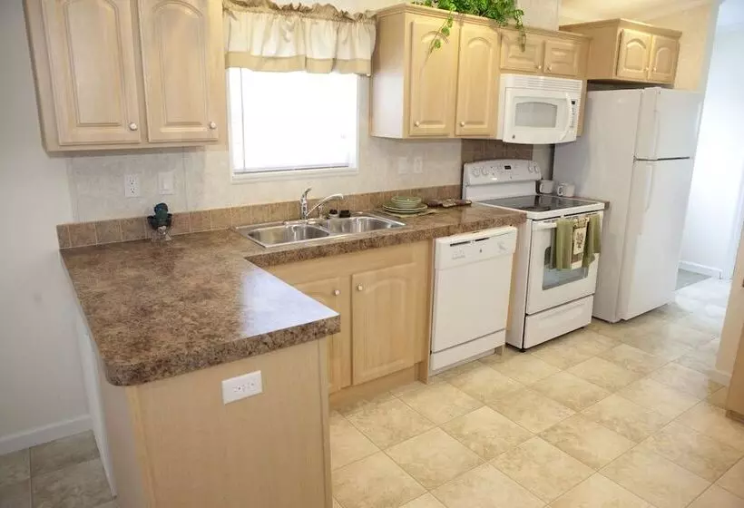 ホテル Tampa East Rv Resort  Campground