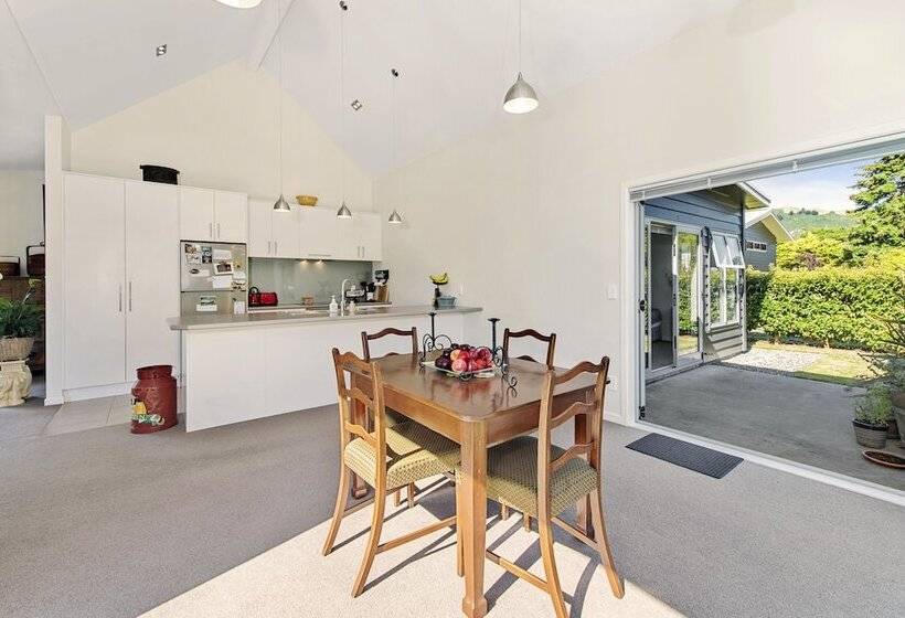 Lupin Lodge Bed And Breakfast