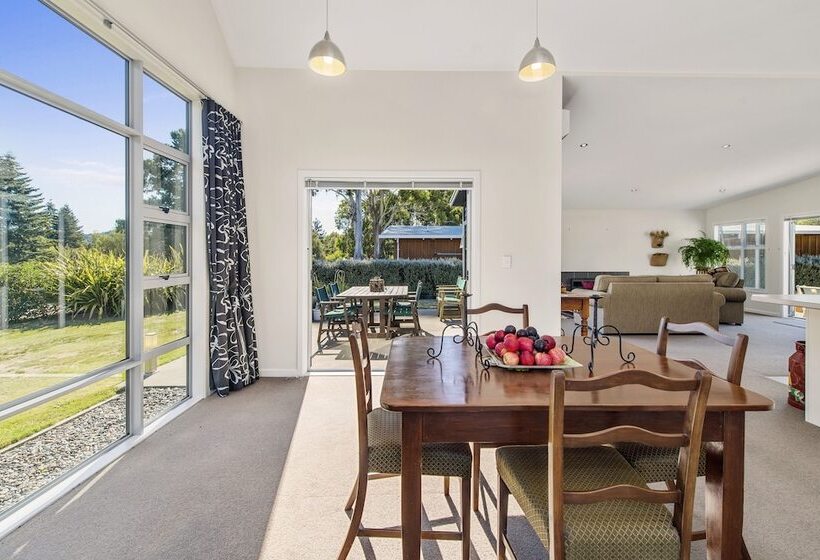 Lupin Lodge Bed And Breakfast