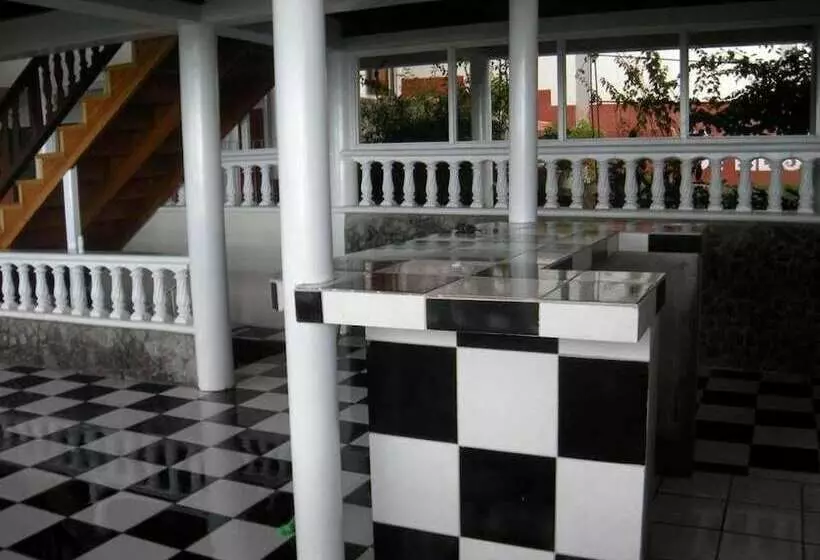 پانسیون Symes Zee Villa