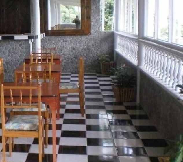 پانسیون Symes Zee Villa