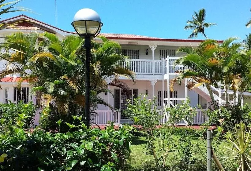 پانسیون The Tropical Villa