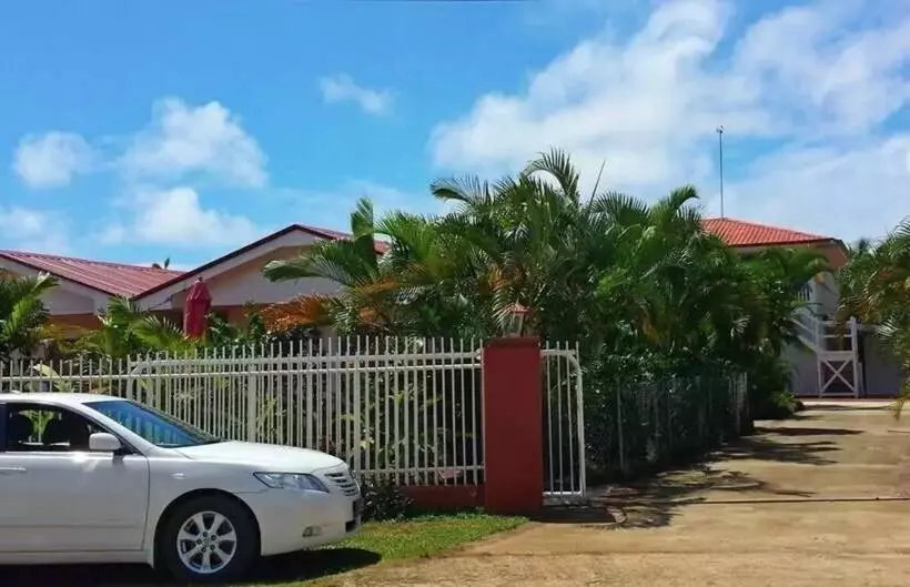 پانسیون The Tropical Villa