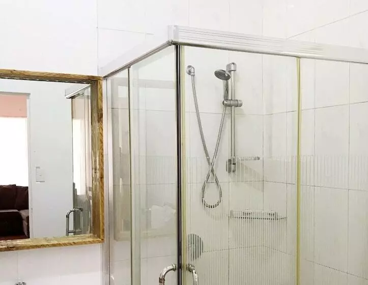 پانسیون The Tropical Villa