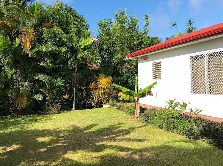 پانسیون The Tropical Villa