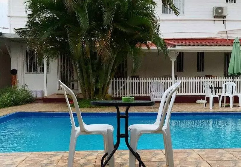 پانسیون The Tropical Villa