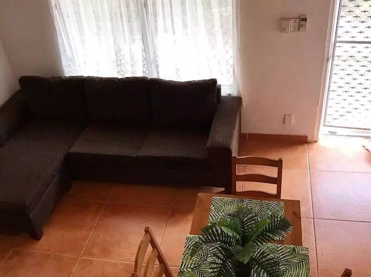 پانسیون The Tropical Villa