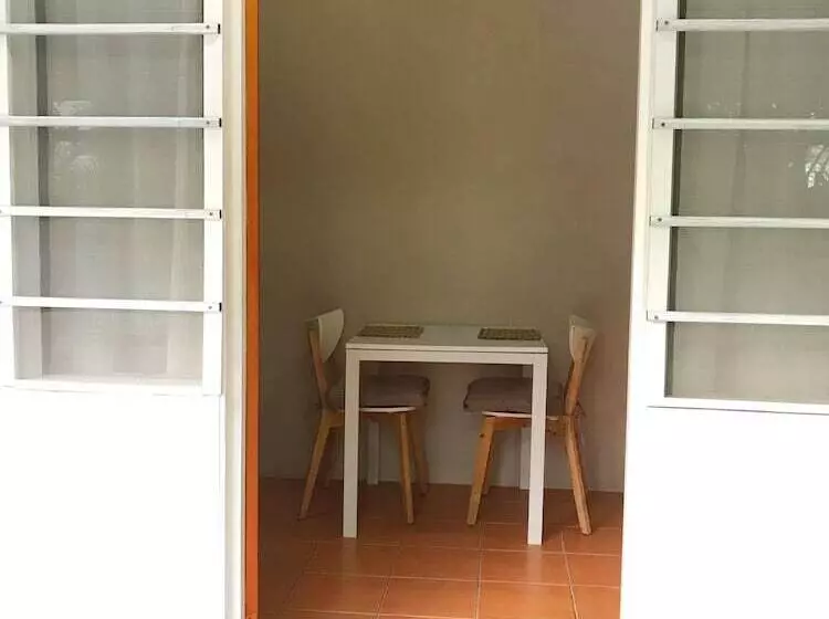 پانسیون The Tropical Villa