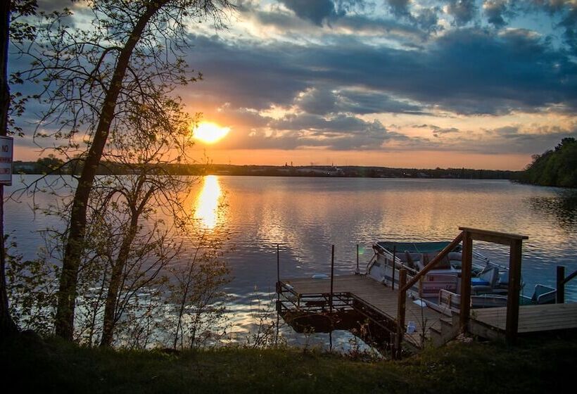 בית מלון כפרי Curriers Lakeview Lodge