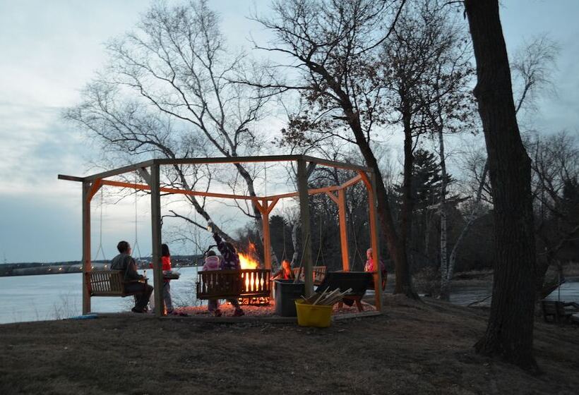 בית מלון כפרי Curriers Lakeview Lodge