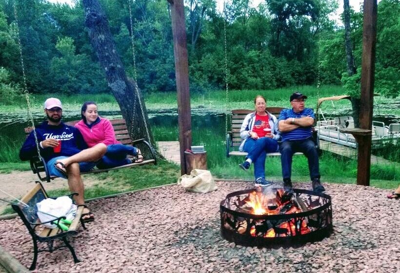 בית מלון כפרי Curriers Lakeview Lodge