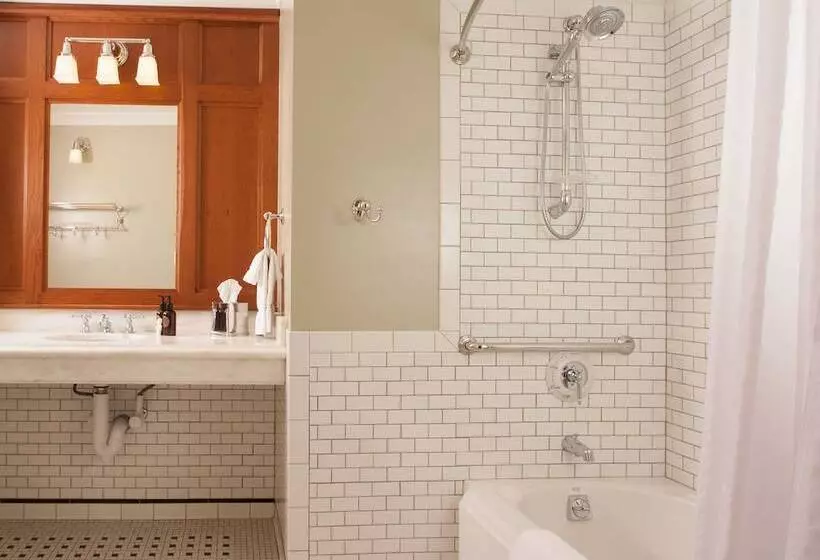 Lake Yellowstone Hotel & Cabins   Inside The Park