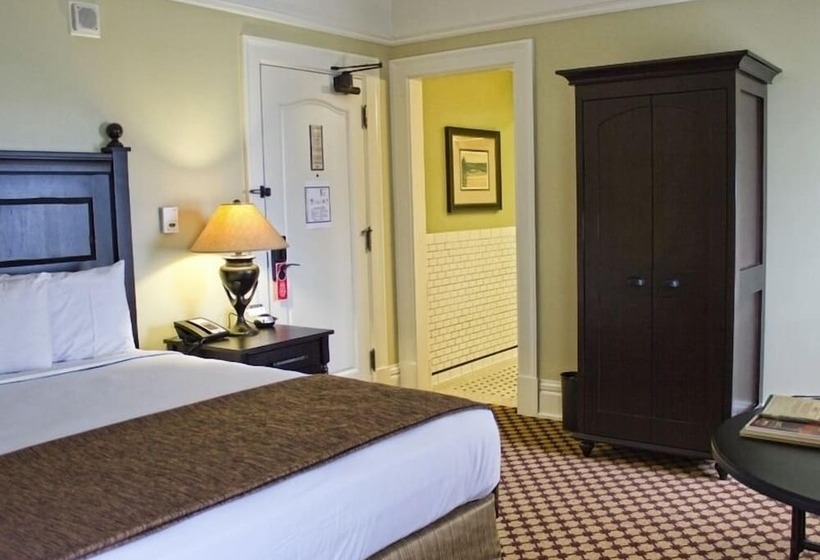 Lake Yellowstone Hotel & Cabins   Inside The Park