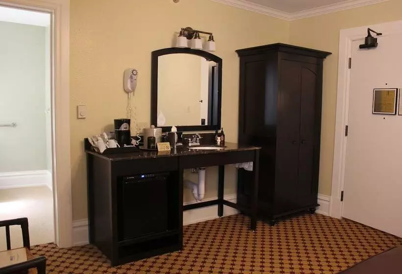 Lake Yellowstone Hotel & Cabins   Inside The Park