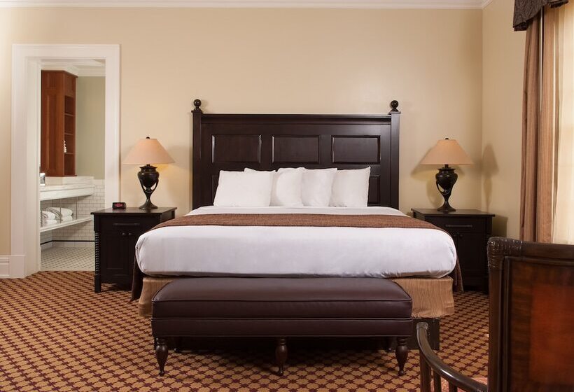 Lake Yellowstone Hotel & Cabins   Inside The Park