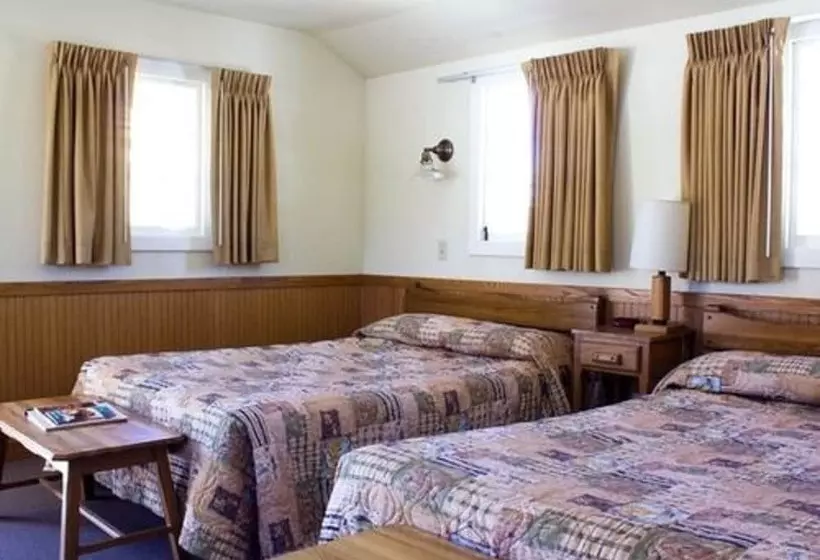 Lake Yellowstone Hotel & Cabins   Inside The Park