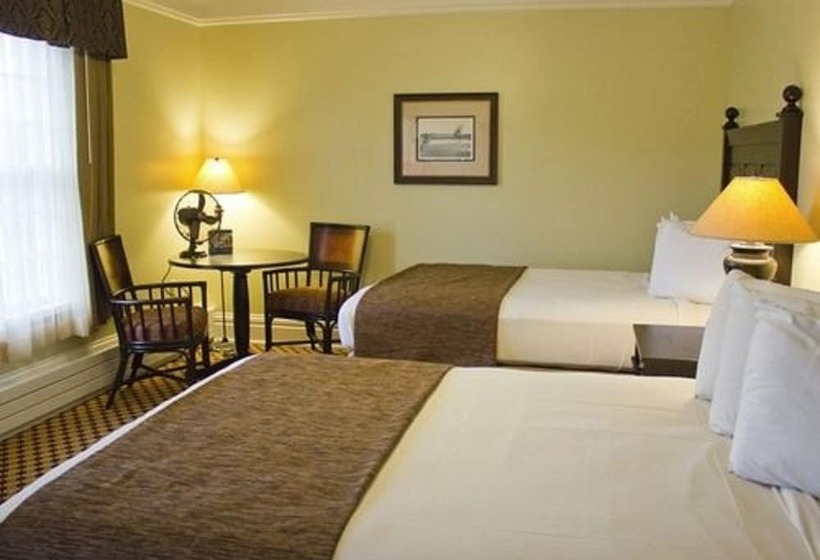 Lake Yellowstone Hotel & Cabins   Inside The Park