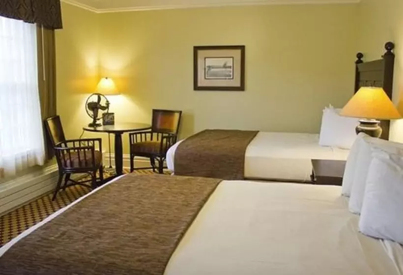 Lake Yellowstone Hotel & Cabins   Inside The Park